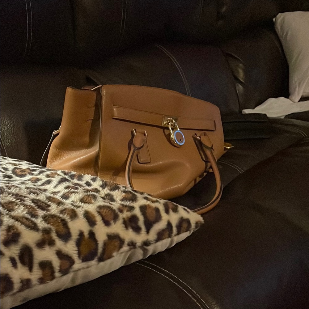 Chic Tan Leather Handbag